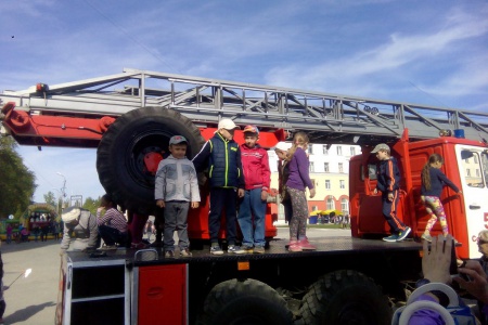 Североуральские огнеборцы показали действие пожарной техники и спасательного оборудования